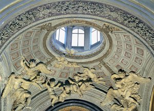 Uitzicht op de koepel met engel muzikanten uit de Fonseca Kapel door Gian Lorenzo Bernini